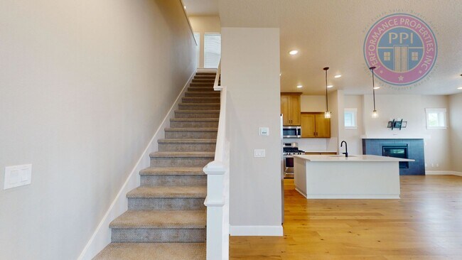 Building Photo - REED'S CROSSING!  Luxury Home, Stylish Amenities, Central Air-Conditioning, Close To Nike & Intel