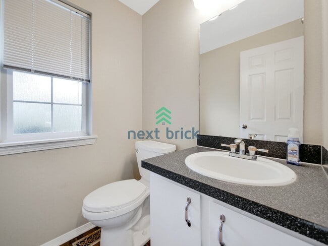 Building Photo - Spacious 3 Bedroom 2.5 Bath Highland Park Home.