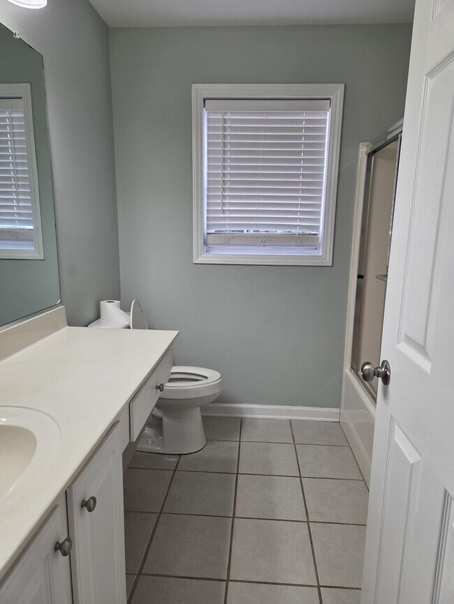 Building Photo - Charming 3 Bedroom/2 Bath