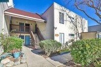 Building Photo - 2500 Laguna Cir