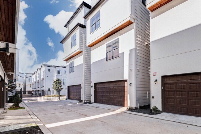 Building Photo - 2751 Freund St