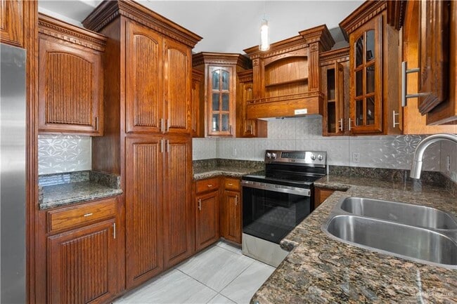 Building Photo - 13 Dana Dr