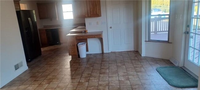 Building Photo - 4 bedroom 2.5 bath Home fo r rent Irwin, PA 15642