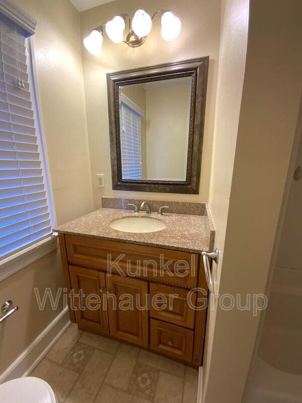 Building Photo - 407 W Van Buren St