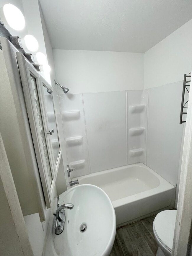 Building Photo - One bedroom one bathroom house for rent!