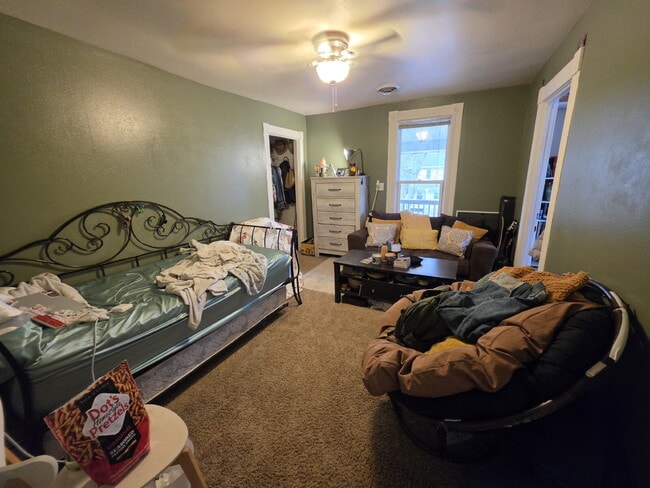 Building Photo - 3 Bedroom, 1 Bathroom with Covered Large Balcony and Off-Street Parking - Available July 1st!