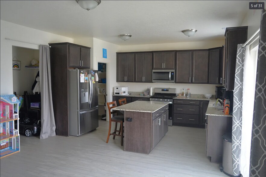 Building Photo - 9337 N Tampa Dr