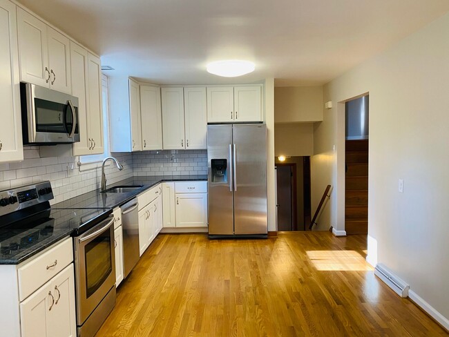 Building Photo - Beautifully Renovated 3bdrm/2.5bth Tri-Lev...