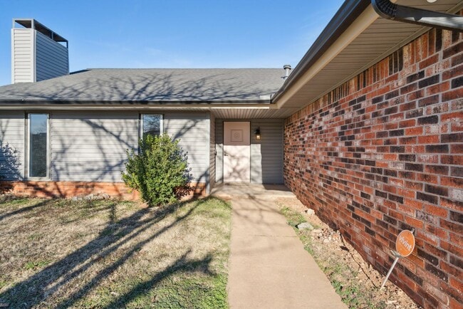 Building Photo - 3-Bedroom Home Near Dining, Shopping & Broadway Extension