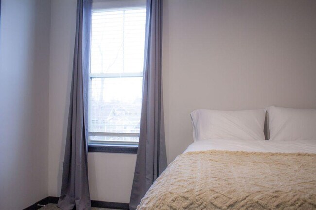 Building Photo - 1439 N Telluride St