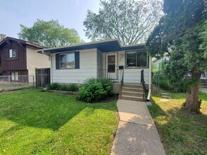 Building Photo - 4 bed 2 bath Comfortable and spacious single-family house, in NE Minneapolis