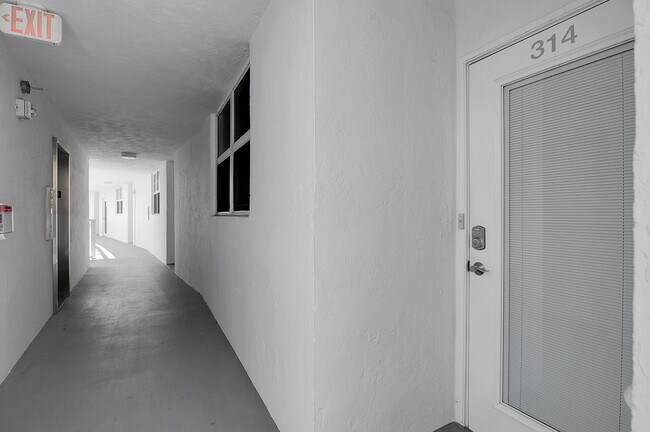 Building Photo - 2731 NE 14th Street Causeway