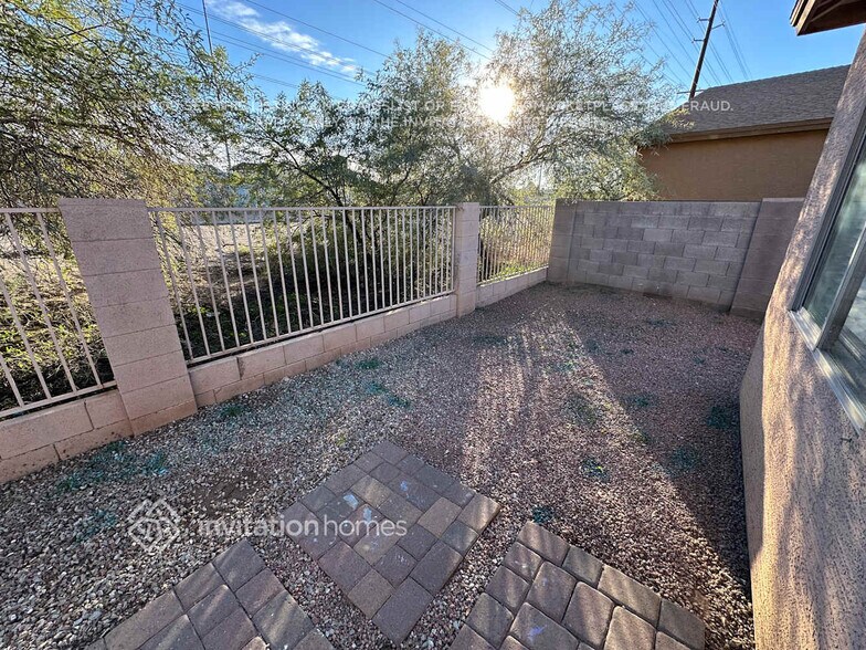 Building Photo - 833 E Minton St