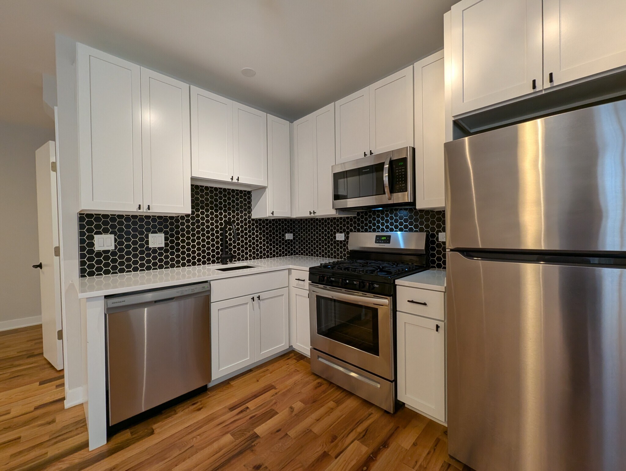 Building Photo - 650 W Wrightwood Ave