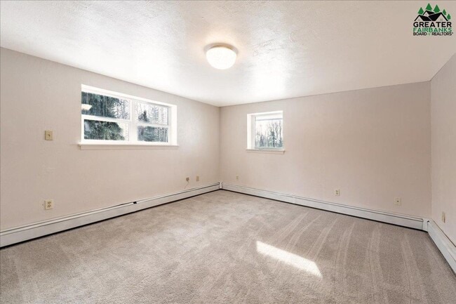 Building Photo - Large 3 bedroom 2 bath 2 car garage with s...