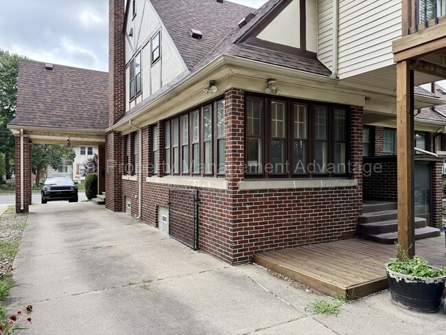 Building Photo - 1622 Crooks Rd