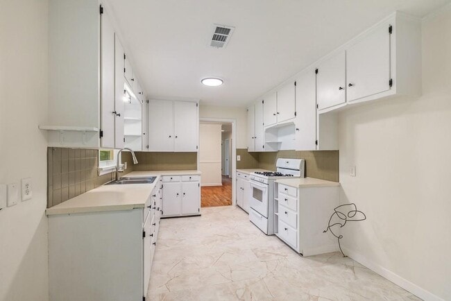 Building Photo - 301 Michael St