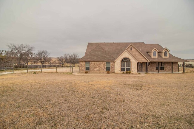 Building Photo - Beautiful Traditional Home on Over an Acre in Weatherford!