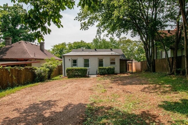 Building Photo - 1006 S Douglas Ave