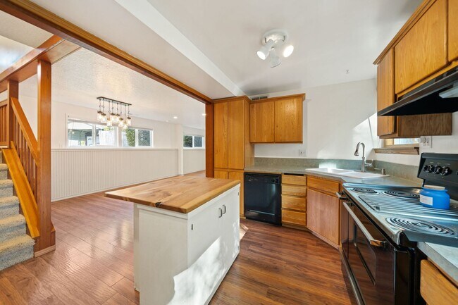 Building Photo - 9394 SE Mason Cir