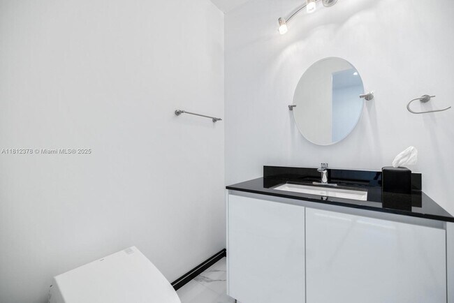 Building Photo - 18555 Collins Ave