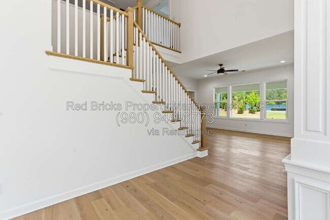 Building Photo - 4016 Dahlia Dr