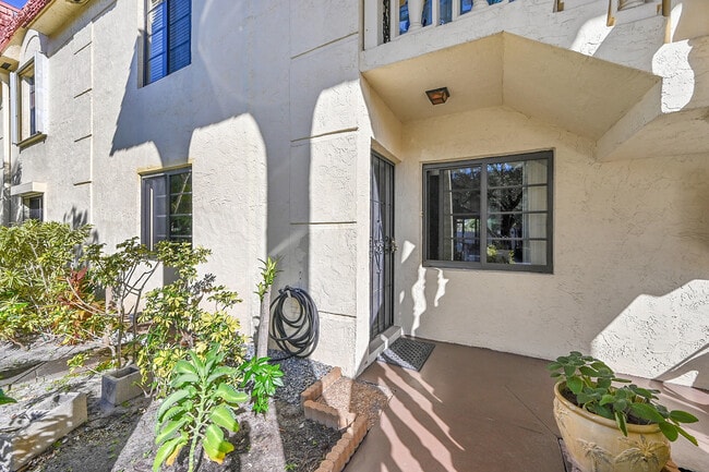 Building Photo - 138 S Cypress Rd