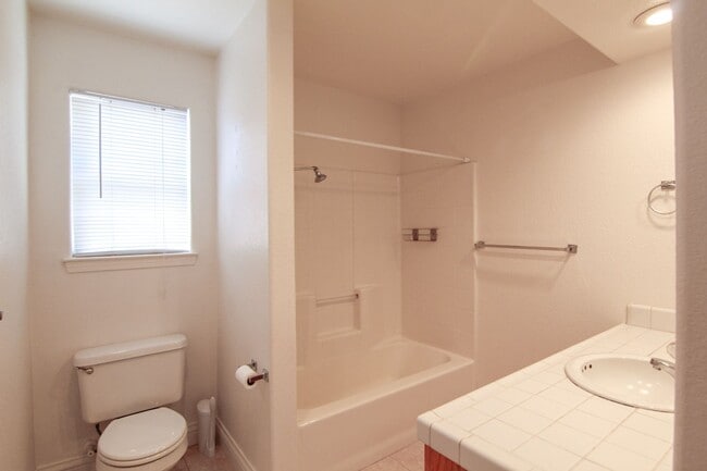 Building Photo - 3 Bedroom Home in Country Heights
