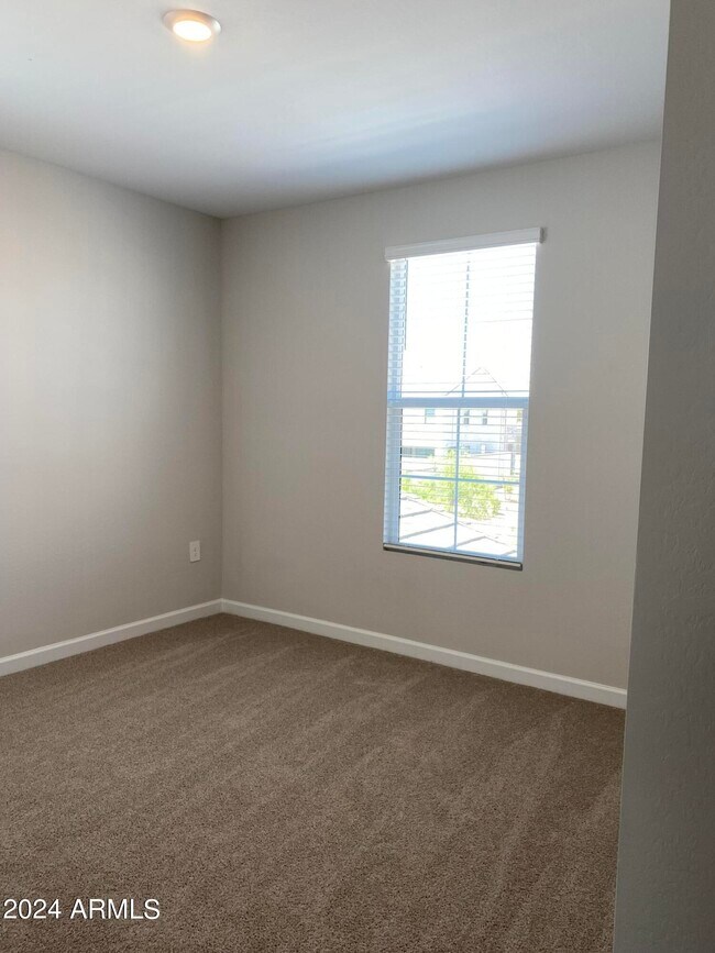 Building Photo - 4853 E St John Rd