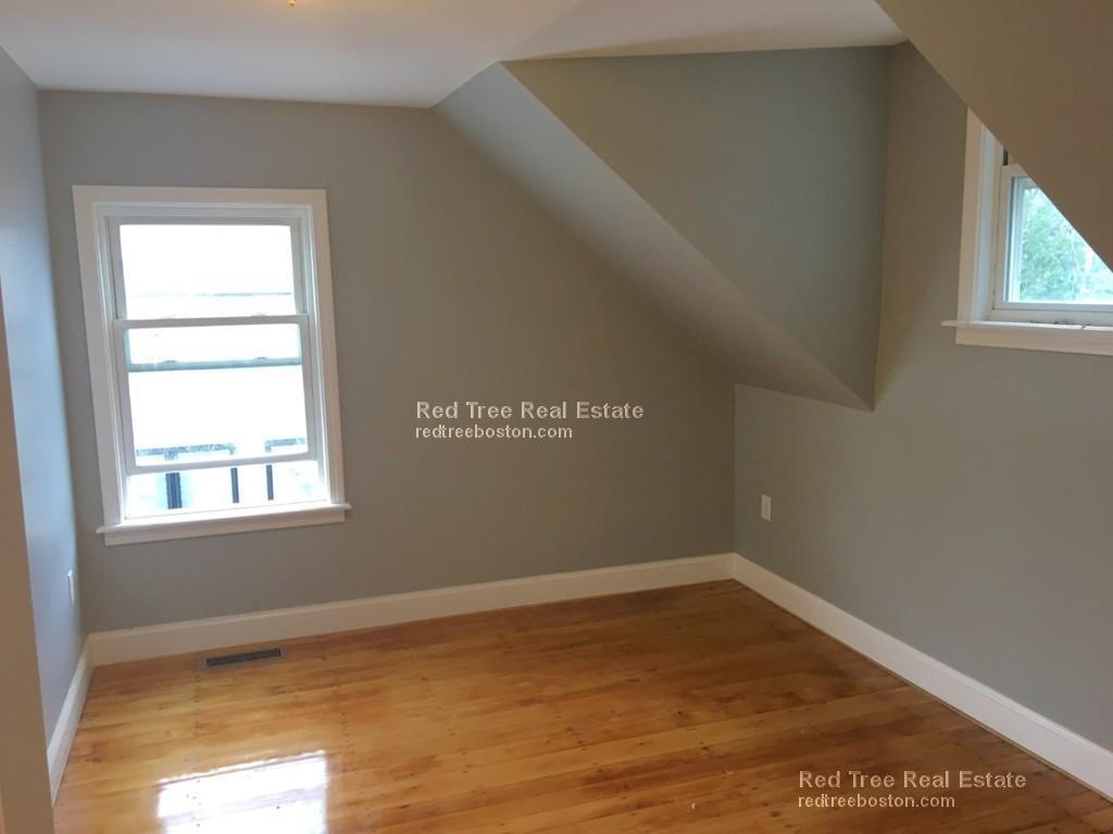 Building Photo - 31 Bacon St