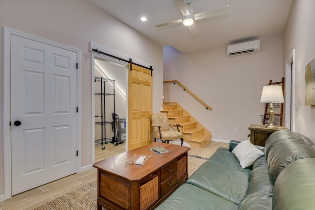 Building Photo - 651 Oak Meadow Ln