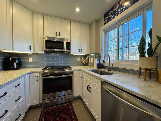 Building Photo - Charming 1 Bed 1 Bath End Unit Condo In Am...