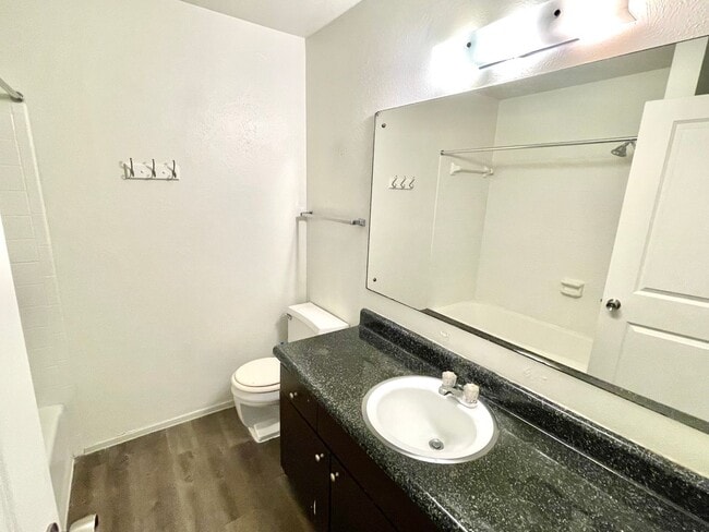 Building Photo - Two-story 1/1.5 Apt in Northeast Austin - ...