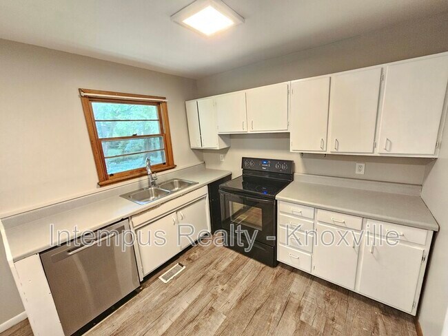 Building Photo - 2000 Nandina Dr