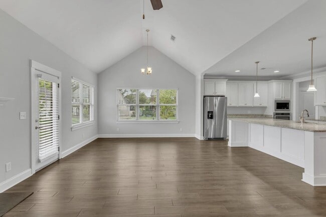 Building Photo - 4BR/3.5BA All-Brick Home Near Top Williams...