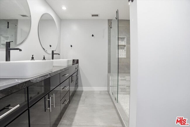 Building Photo - 2222 Ave of the Stars