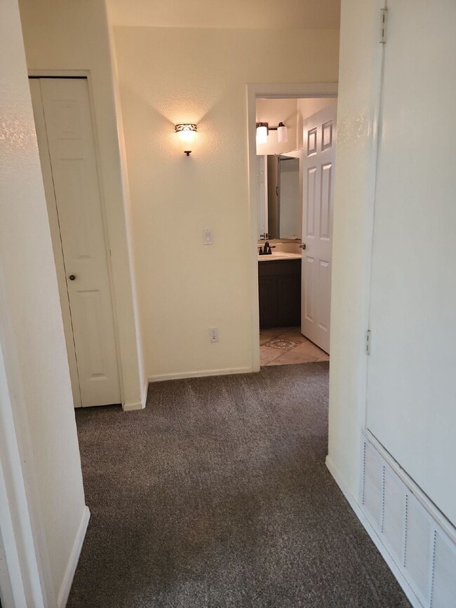 Building Photo - "Spacious 4-Bedroom Glendale Gem with Granite Elegance - 2018 Sq Ft of Comfort!"