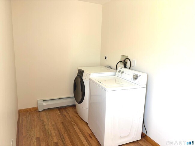 Building Photo - 3 Carmen St