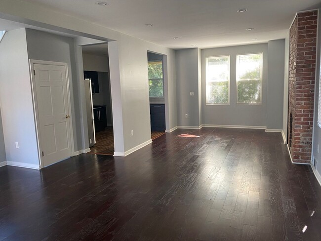 Building Photo - Spacious 4BD 2BA House in Beechview