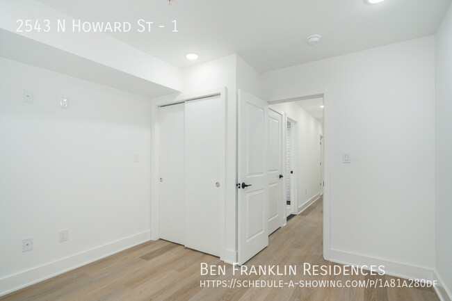 Building Photo - Awesome Bi-Level Apartment in West Kensington