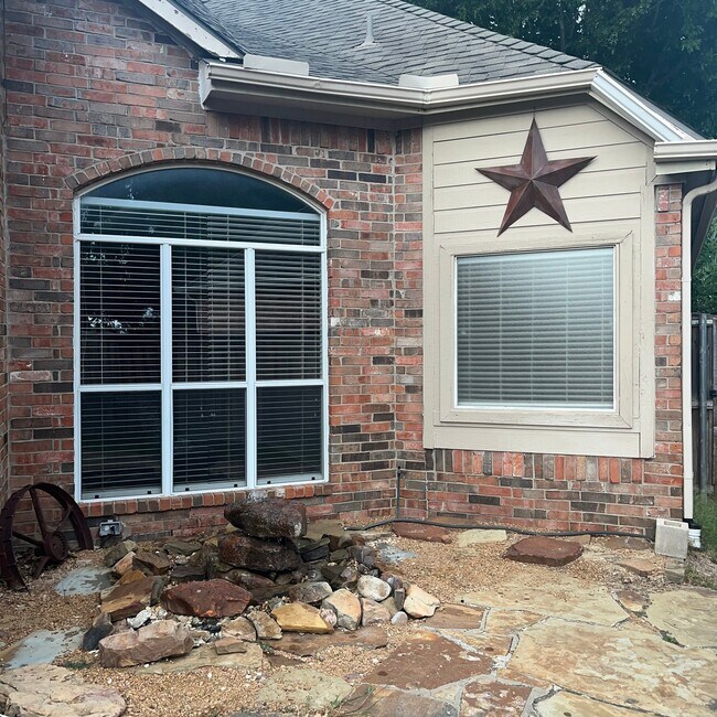 Building Photo - 304 Sparrow Hawk Dr
