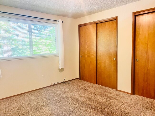 Building Photo - Eastside Olympia/ Must See! Available Now-2bd 1bath