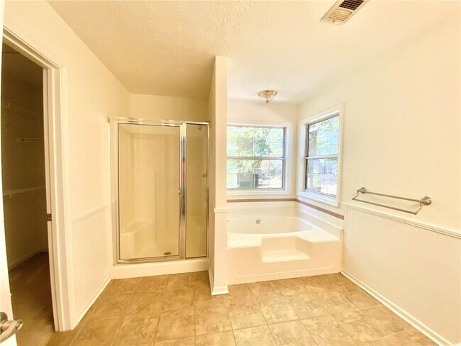 Building Photo - 640 Suwanee Lakes Cir NW