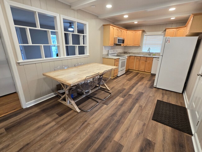 Building Photo - 503 Lucky Ct