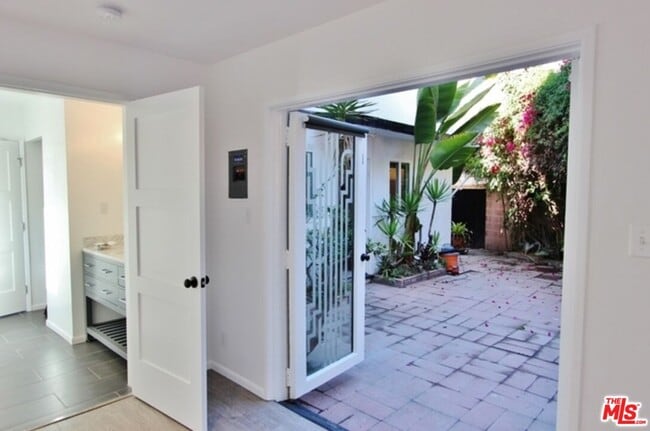Building Photo - 408 Pershing Dr