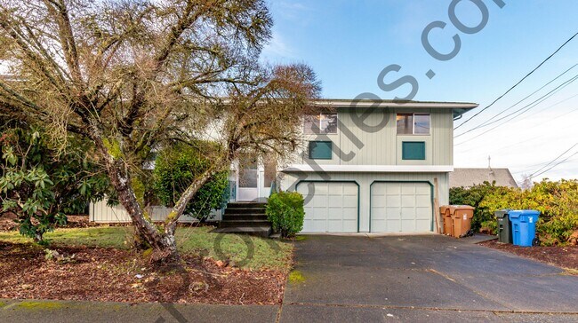 Building Photo - 4 bedroom 2.5 bathroom Home