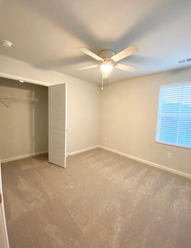 Building Photo - 4 Bed 3 Bath Single Family Home