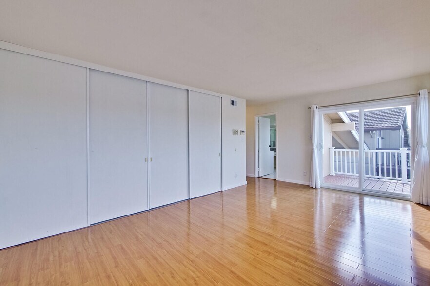 Building Photo - 255 Shearwater Is