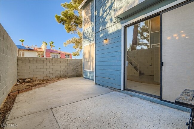 Building Photo - 3217 Symphony Dr