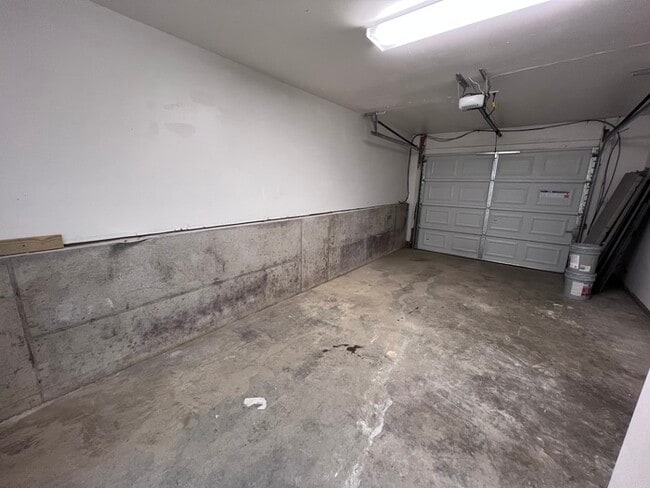 Building Photo - Three Bedroom Townhome in Covington!